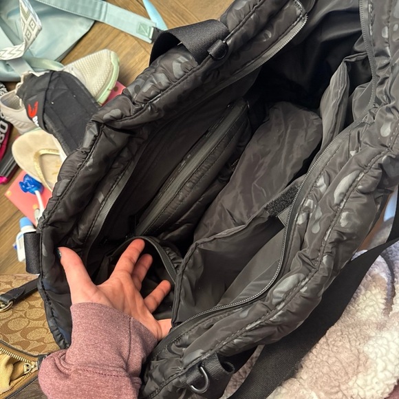 Go Dash Dot Black Quilted Camo Duffel Gym Bag Travel Tote w/ Removable Pouch - Picture 9 of 11